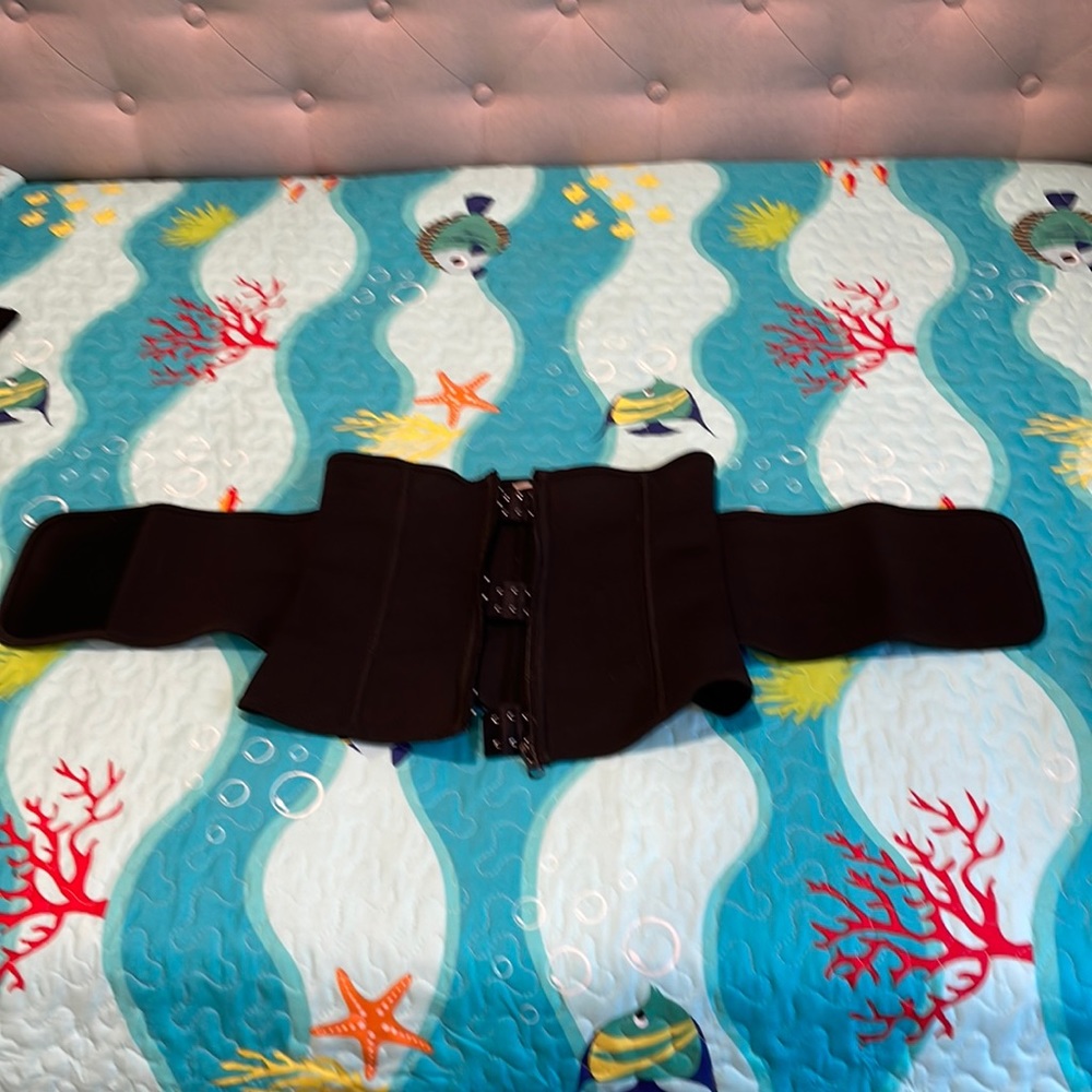 Waist trainer size M brand new